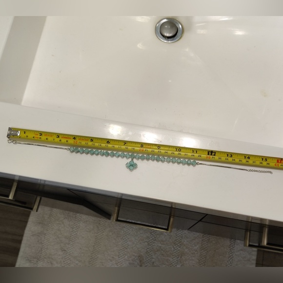 Light green choker necklace and earrings set with green stone jewels - Picture 6 of 8